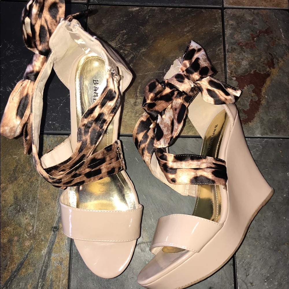 Beige wedges with cheetah bow